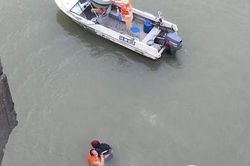 CSGT lao xuống sông cứu cô gái nhảy cầu đang vùng vẫy dưới nước