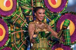 Kim Duyên mặc váy bánh tét nặng hơn 30 kg tại Miss Universe 2021