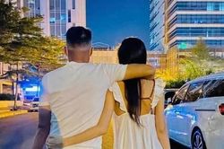Bức ảnh mới nhất của vợ chồng Công Vinh, Thủy Tiên lại lộ một chi tiết lạ đáng chú ý