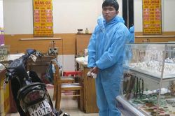 Kề dao cổ bé trai cướp vàng, bị chủ tiệm và người dân mưu trí bắt giữ