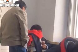 Đang say sưa xem điện thoại ở góc lớp, nam sinh giật nảy mình khi thấy bóng dáng người đứng bên cạnh