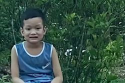 Tin lời chị gái 'khóc là tóc dài thêm', bé trai không dám khép miệng khiến dân tình được phen cười ngất