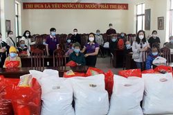Trao áo ấm mùa đông cho người già tại Trung tâm Bảo trợ xã hội tỉnh
