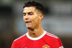 Thủ môn Norwich dùng tiểu xảo với Ronaldo trên chấm phạt đền