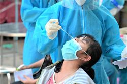 Công nhân 'choáng' vì trừ lương 4,5 triệu phí xét nghiệm COVID-19, ngành chức năng nói gì?