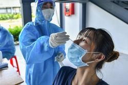 Công nhân 'choáng váng' vì trừ lương 4,5 triệu phí xét nghiệm Covid-19