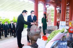 Các đồng chí lãnh đạo Đảng, Nhà nước dâng hương tại Khu Di tích lịch sử quốc gia Truông Bồn