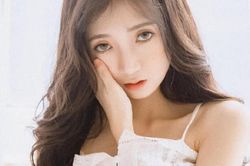 Tưởng luồn tay vào áo chụp ảnh sẽ khiến nhiều người thích thú, nữ streamer liền bị fan 'vỗ mặt' cực gắt