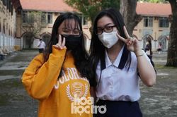 Ngày đầu trở lại trường, học sinh TP.HCM đi học sớm, giữ khoảng cách khi ra chơi