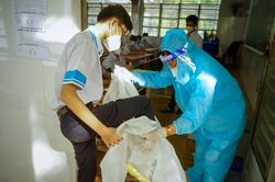 TPHCM: Ngày đầu đến trường, học sinh được diễn tập xử lý F0