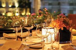 Không dẫn vợ đi dự tiệc sợ mất mặt, nhưng tới nơi nhìn người ngồi bàn đối diện, chồng ngẩn người cáo phép về gấp