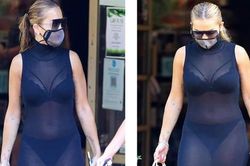 Rita Ora mặc váy xuyên thấu 'có như không' lộ hết nội y đi siêu thị