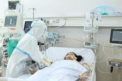 Thủ tướng yêu cầu tìm giải pháp đẩy lùi ca nặng và tử vong do COVID-19