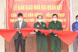 Bàn giao nhà đại đoàn kết cho ông Lê Văn Hồng