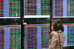 Áp lực bán gia tăng, VN-Index giảm nhẹ