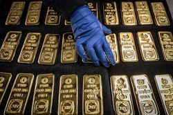 Giá vàng lao dốc vì đồng USD mạnh lên trong lúc đợi tin từ Fed