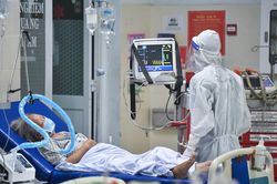 Vì sao TP.HCM xin hỗ trợ khẩn 3.000 bác sĩ, điều dưỡng?