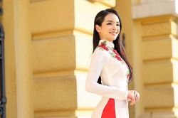 Á khôi Đinh Ngọc Phượng dịu dàng trong áo dài của NTK Linh Bùi