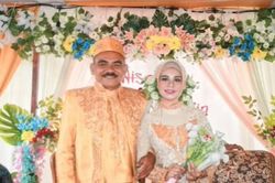Indonesia: Trớ trêu cảnh bố và... bạn thân kết hôn
