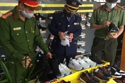 Bắc Ninh: 2 cô gái trẻ bán hàng nghìn đôi giày giả