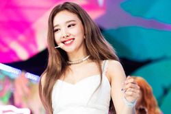 Showbiz Hàn có 2 mỹ nhân cứ cười là lộ khuyết điểm nhưng lại vô cùng đáng yêu