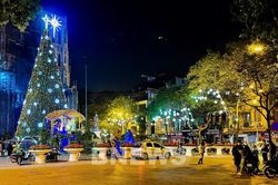 Rực rỡ phố đêm Hà Nội đón giáng sinh