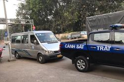 Truy đuổi xe khách bỏ chạy sau khi tông xe Cảnh sát tuần tra