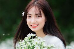 Hot girl Nam Định đẹp 'tựa nắng mai' giữa vườn hoa báo đông