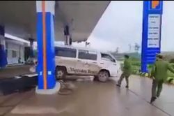 Clip: Ô tô húc đổ cây xăng rồi tăng ga bỏ chạy bất chấp chiến sĩ công an đấm cửa kính truy đuổi