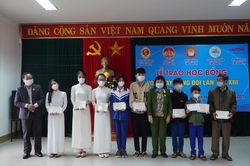 Trao 117 suất học bổng 'Vòng tay đồng đội' cho học sinh khó khăn