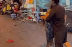 Con trai đòi lao vào hỗn chiến, mẹ già can ngăn kiệt sức, nhận về lời đắng: 'Bà đi ra'