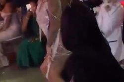 Cô dâu ăn mặc lõa lồ, nhảy nhót sexy trước mặt chồng và họ hàng trong đám cưới gây tranh cãi