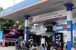 Giá xăng dầu hôm nay bất ngờ giảm gần 2%