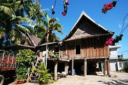 Độc đáo nhà sàn cổ của Vua săn voi