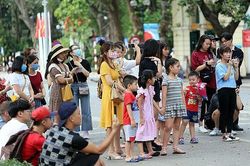 Chủ tịch Hà Nội hỏa tốc yêu cầu dừng tập trung đông người không cần thiết