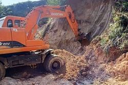 Sạt lở đất vùi lấp 5 cháu bé, một cháu không qua khỏi