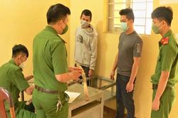 Khởi tố 2 đối tượng bắt giữ người trái pháp luật