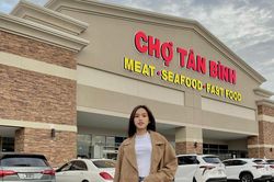 Lên đồ giản dị đi chợ Việt ở Mỹ, Đỗ Thị Hà khoe chân thon dài khiến fan trầm trồ