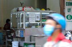 Vùng 'cam' lan rộng, quận Hai Bà Trưng dừng bán hàng tại chỗ