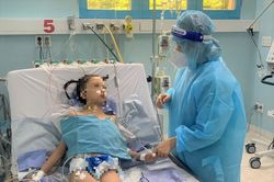 Bé gái 7 tuổi hồi sinh từ lá gan của người cha trong ca ghép tạng 100% 'made in Vietnam'