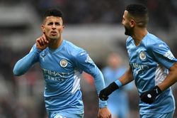 Man City tạo khoảng cách trong cuộc đua ngôi vương Premier League