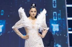 Vũ Thu Phương sải bước catwalk sắc sảo như phượng hoàng, đố ai có thể rời mắt