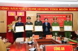 Chính trị - Xã hội Pháp luật - Cuộc sống Khen thưởng Ban Chuyên án phá thành công đường dây làm giả con dấu, tài liệu quy mô lớn