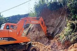Quế Phong (Nghệ An): Sạt lở đất nền nhà đang đào khiến 1 cháu nhỏ tử vong