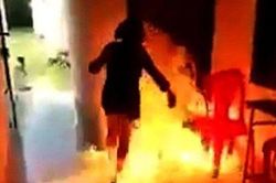 Níu kéo không được, nam thanh niên đổ xăng đốt bạn gái