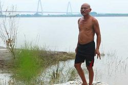 'Dị nhân' vớt hơn 600 thi thể trôi dạt, lập nghĩa địa của oan hồn sông nước giữa Hà Nội