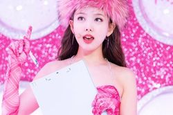 Nayeon xứng danh là thánh ngoại giao của TWICE: Chơi thân toàn mỹ nhân