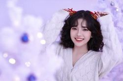 Nữ sinh Văn Hiến ngọt ngào đón Giáng sinh với bộ ảnh tone tím mới lạ