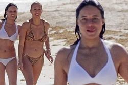 Đả nữ 'Fast and Furious' diện bikini sexy, thân thiết với gái lạ trên bãi biển