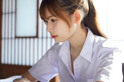 Thấy bức tranh treo tường bị bung chốt, tôi đem xuống sửa lại thì điêu đứng khi thấy những hàng chữ ngang dọc phía sau